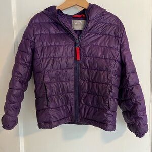 Primary lightweight puffer jacket in color “grape” size 4-5